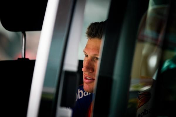 Mark Renshaw relaxes in the team car before the stage