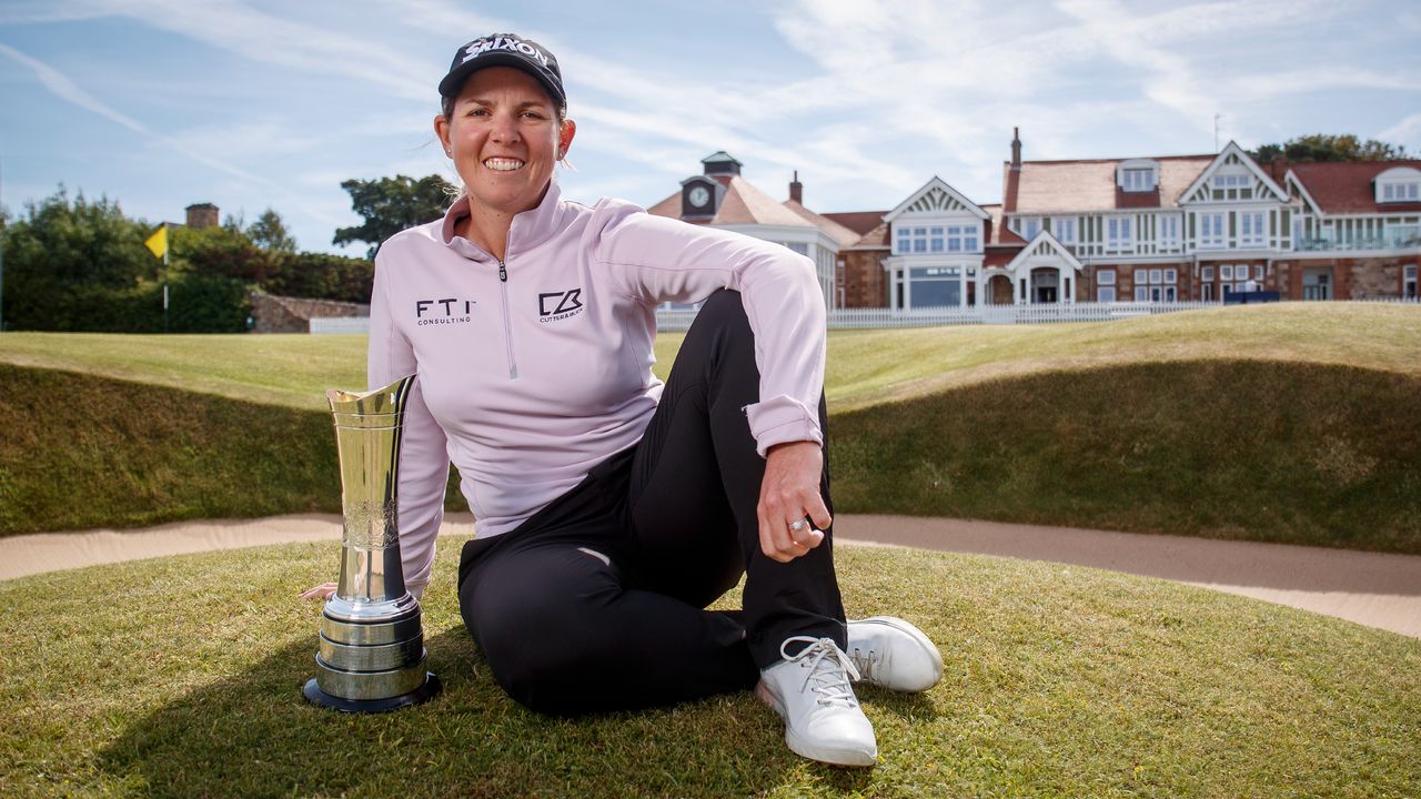 Ashleigh Buhai with the trophy after she won the 2023 AIG Women&#039;s Open