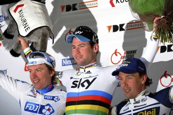 Mark Cavendish (Sky) flanked by Yauheni Hutarovich (FDJ-BigMat) and Kenny Van Hummel (Vacansoleil-DCM).
