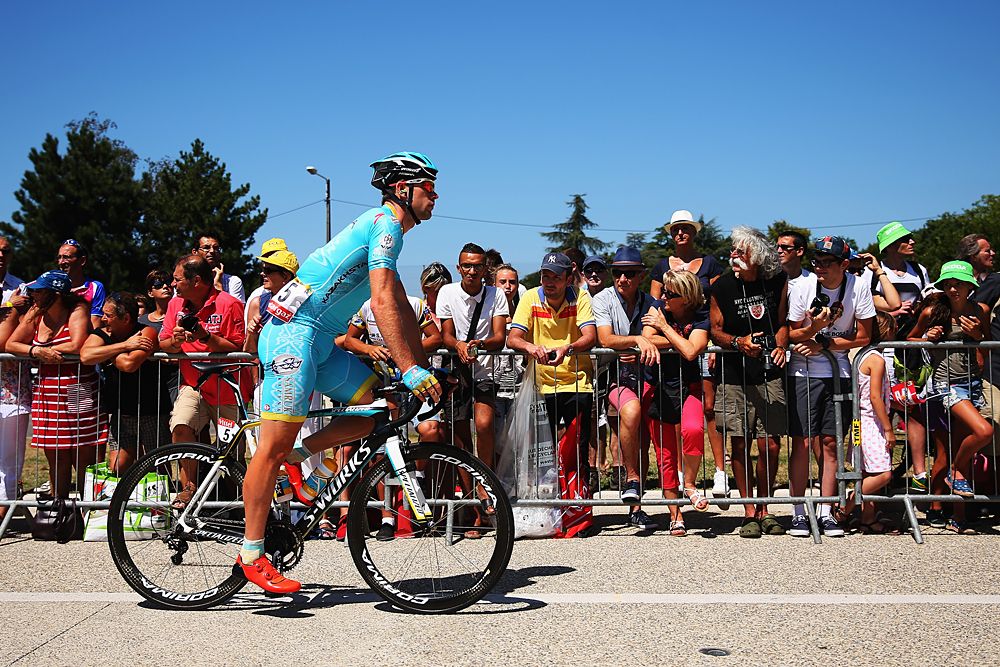 Dmitriy Gruzdev (Astana) heads to the stage 16 start line in