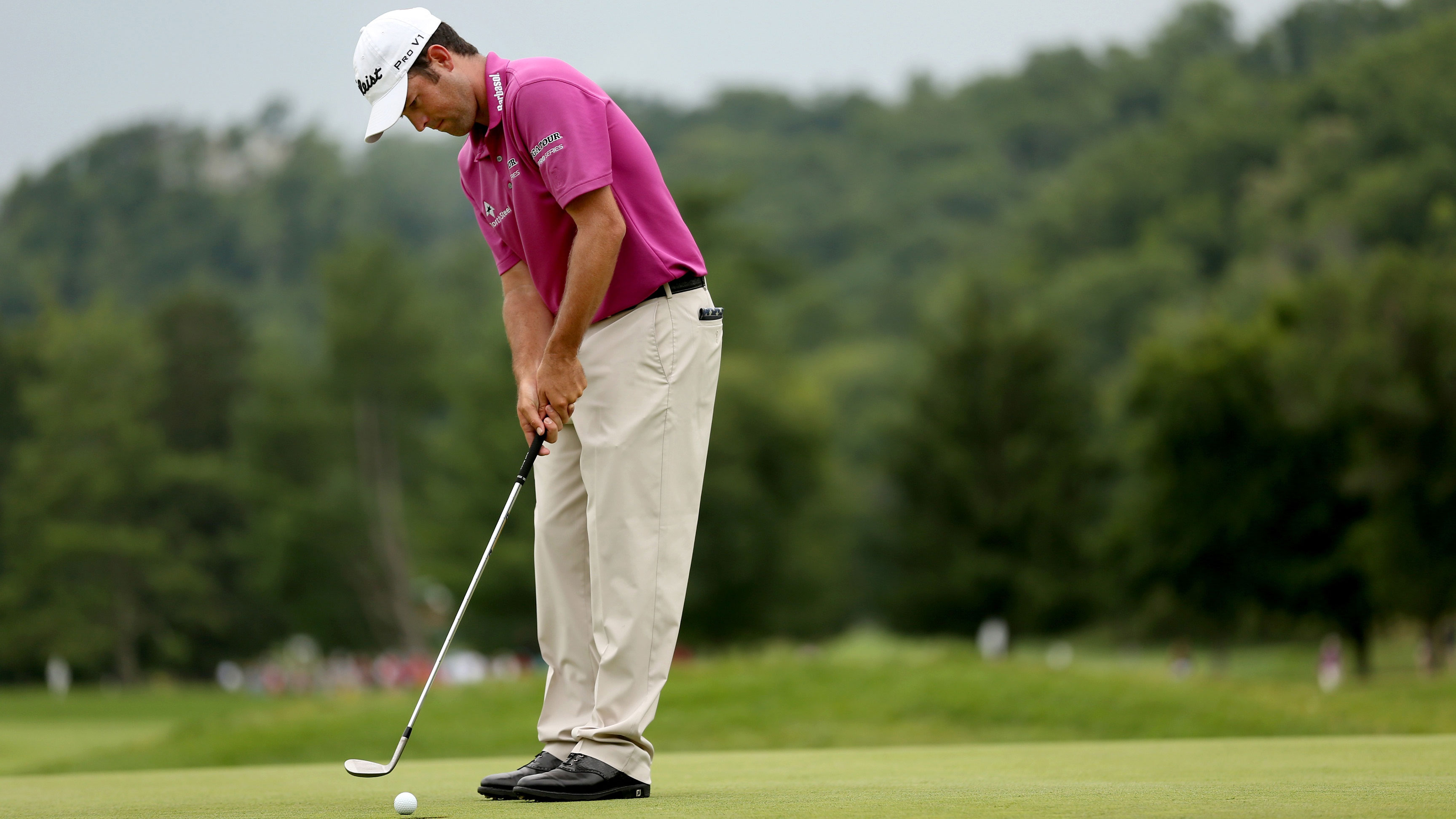 Robert Streb putting with a wedge at the 2015 Greenbrier Classic