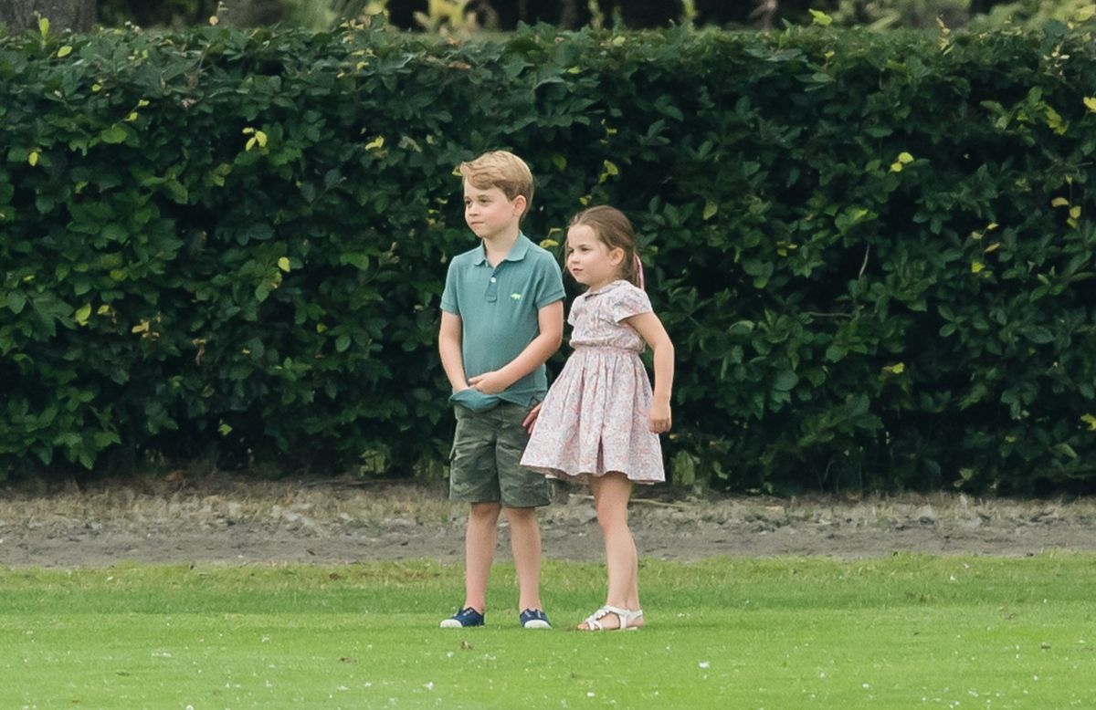 Les photographies de la princesse Charlotte livrant des colis alimentaires aux personnes vulnérables de la région deviennent virales