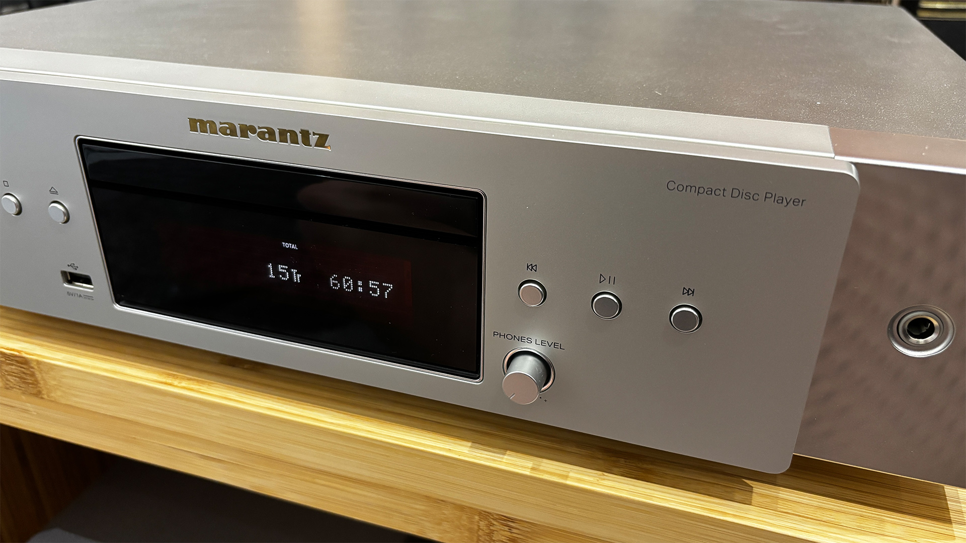 Marantz CD 70 CD player Marantz CD 70 CD player on wooden hi-fi rack