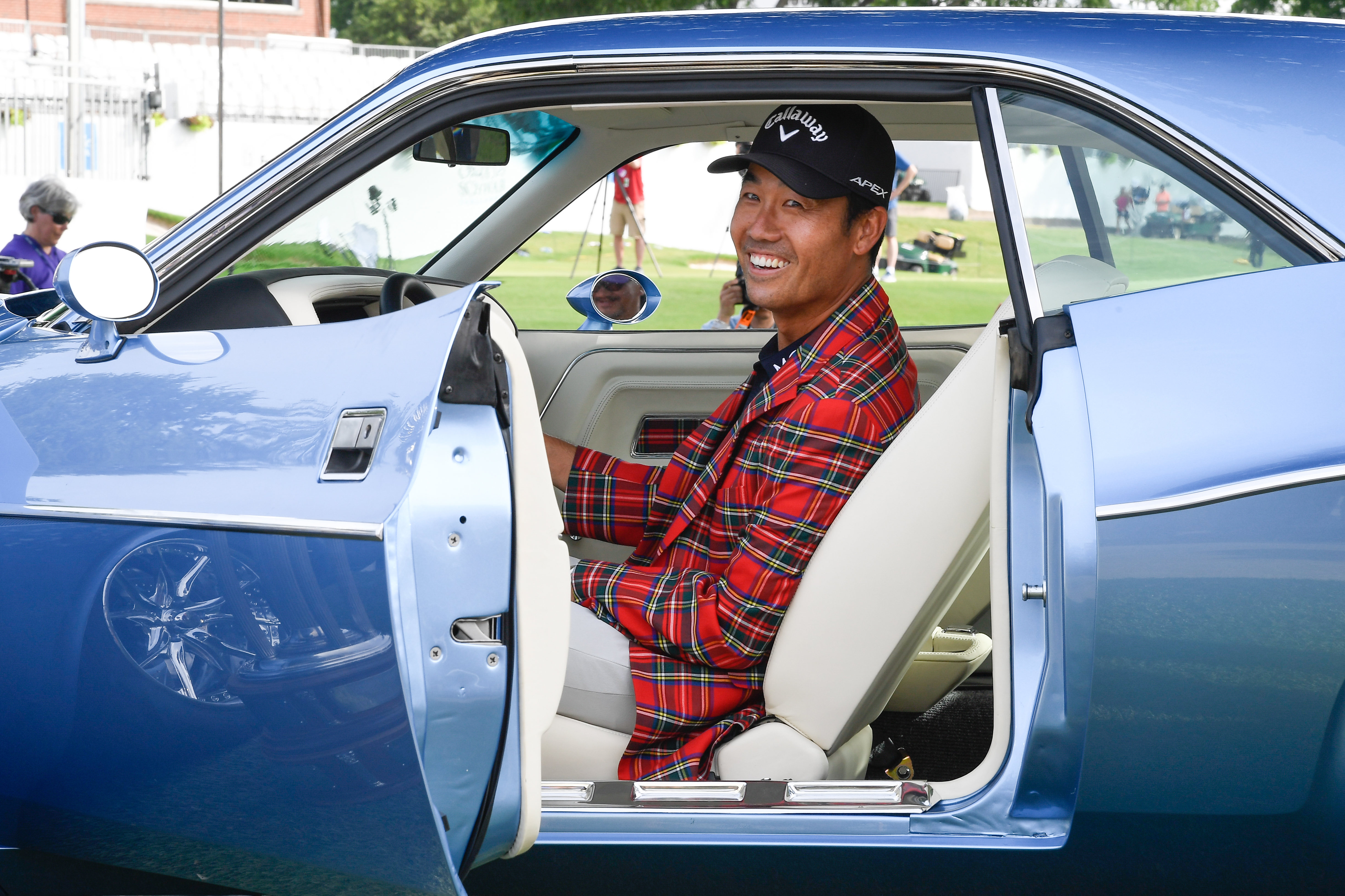 Kevin Na behind the wheel of a car