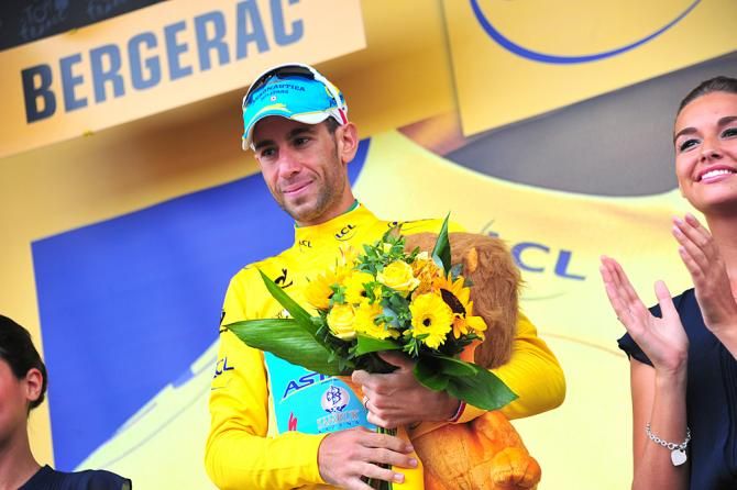Vincenzo Nibali (Astana) accepts his bouquet of yellow flowers on the stage 19 podium