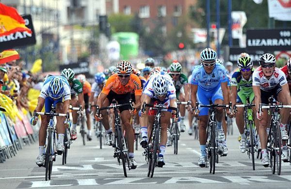 Wouter Weylandt gets it on the bike throw.
