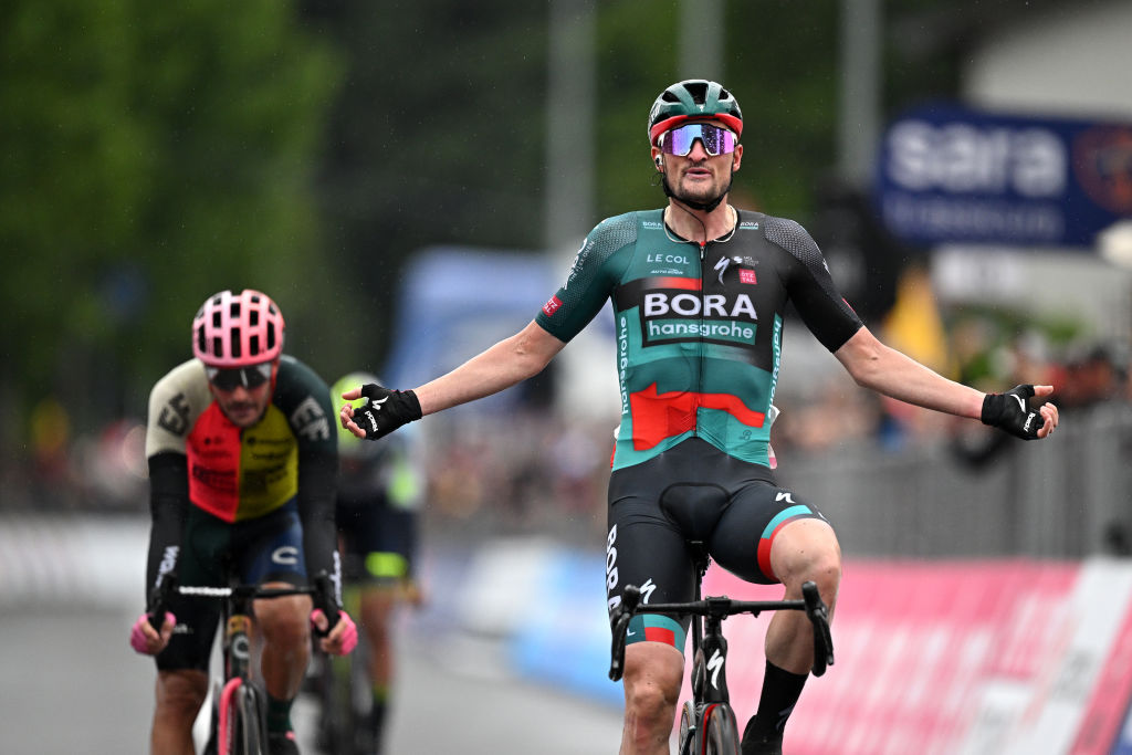 Il tedesco Nico Denz e il Team Bora - Hansgrohe festeggiano al traguardo con il vincitore di tappa del 106° Giro d'Italia del 2023