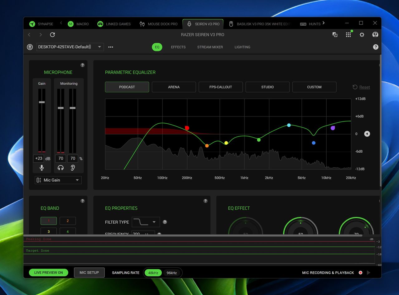 Screenshot of the Razer Synapse application showing the custom Parametric Equalizer settings and visual frequency curve for the microphone.
