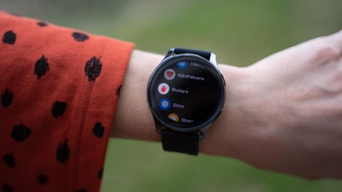 OnePlus Watch runt en handled. Visar app-menyn.