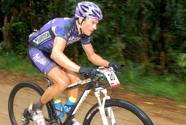 Jeroen Boelen chases furiously, but could not catch Urs Huber