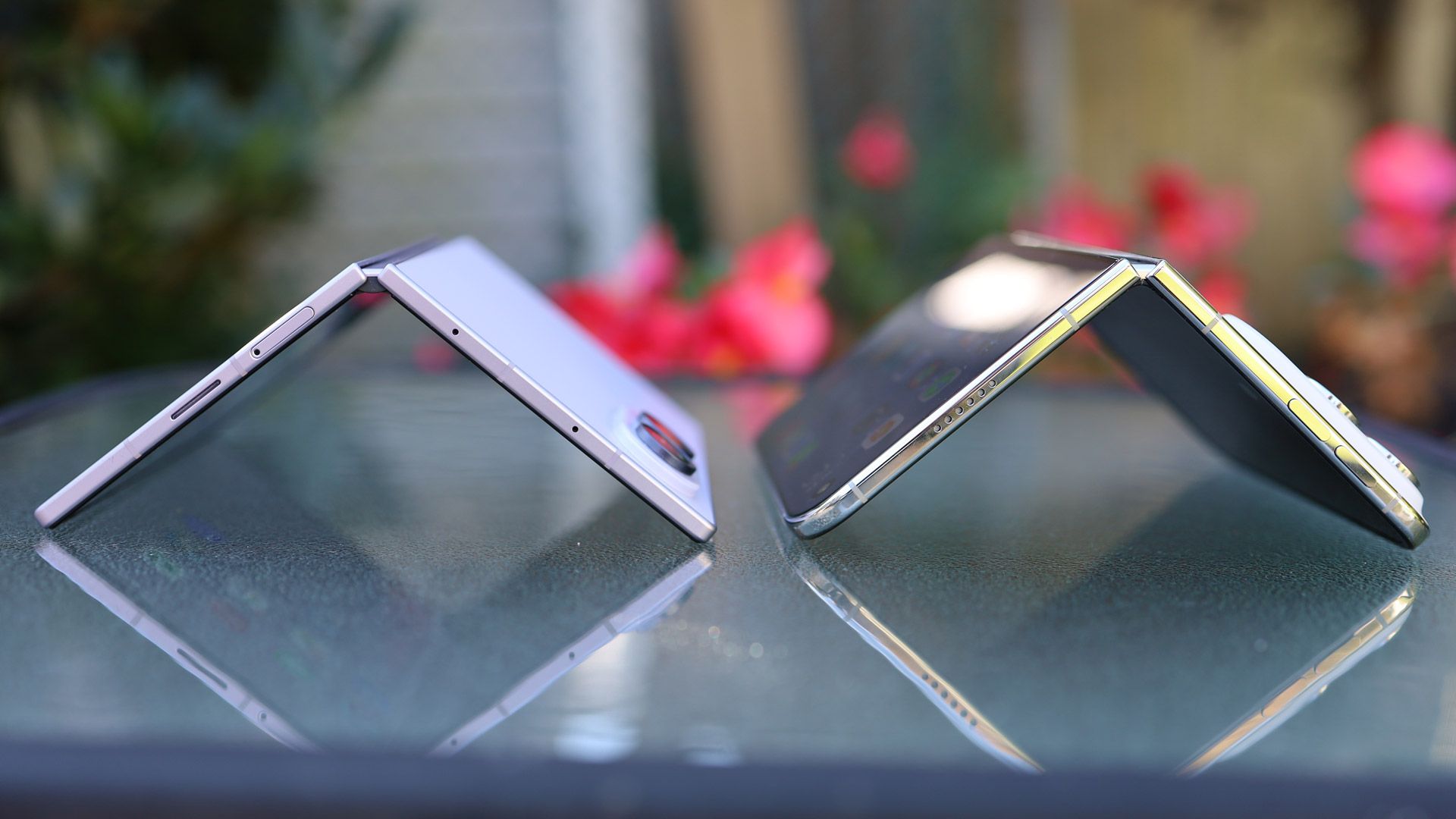iPhone Duo vs Samsung Galaxy Z Fold 8