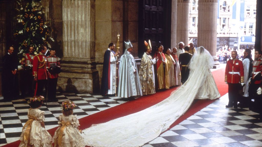 Meghan Markle And Princess Diana Royal Wedding Dresses Compared | Marie ...