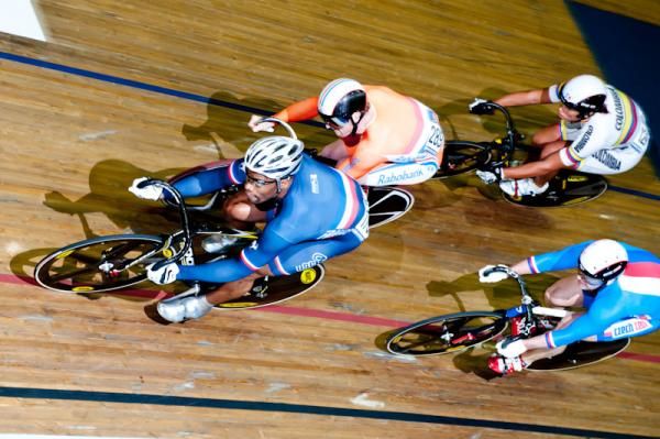 Keirin qualis - Bauge (France) powers through the pack