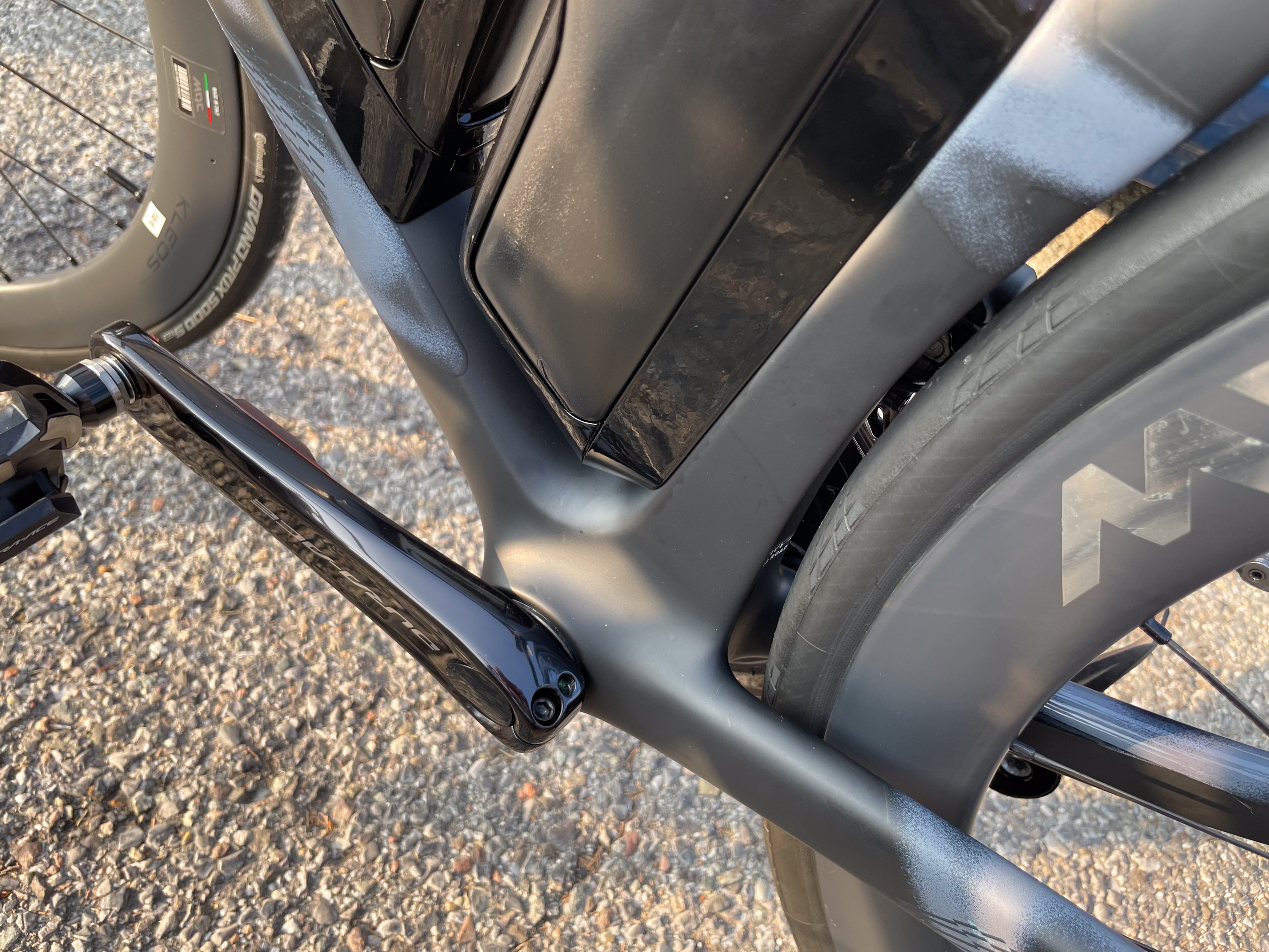 Foto de primer plano de una nueva bicicleta aero Wilier