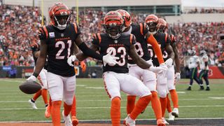 Mike Hilton #21 of the Cincinnati Bengals celebrates with teammates prior to the start of the Texans vs Bengals live stream.