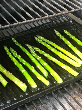 Traeger Pro 575 grill cooking asparagus