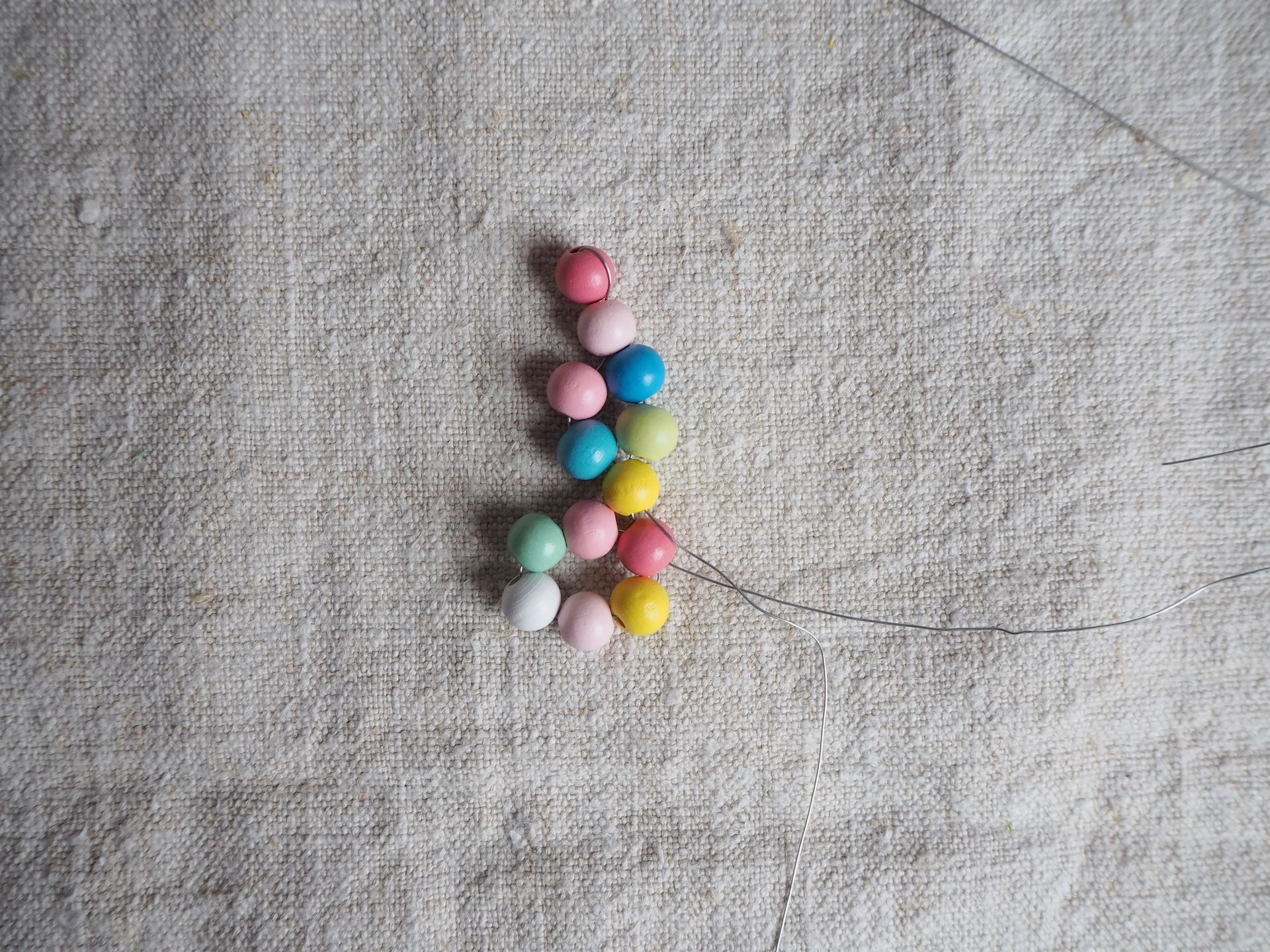 Langkah demi langkah gaya manik-manik poinsettia scandi