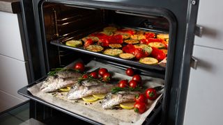 Cooking fish and vegetables in oven