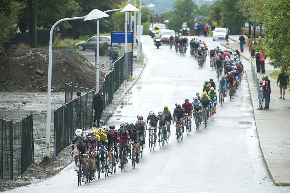 AG2R-La Mondiale stirng the peloton out