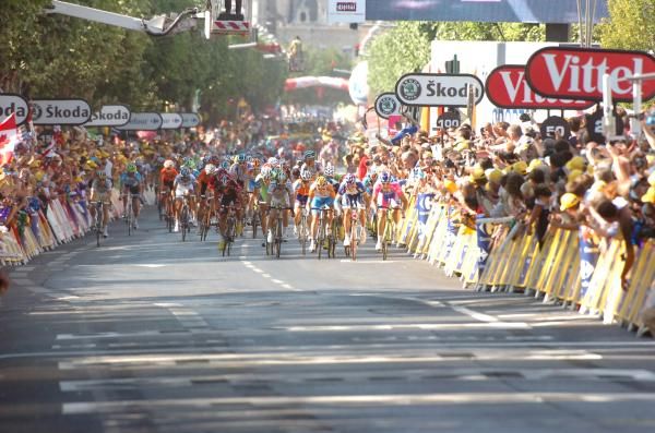 Robbie McEwen (Katusha) and Alessandro Petacchi (Lampre-Farnese Vini) do battle in the bunch sprint at Reims