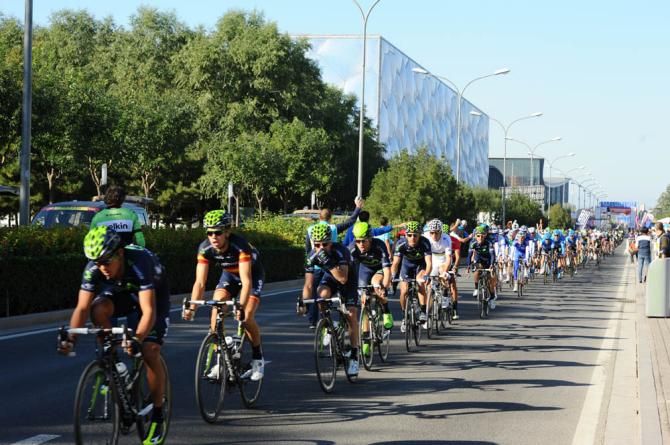 Movistar motors the peloton