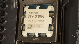 Eine AMD Ryzen 9 7950X3D, eingebaut in ein Motherboard