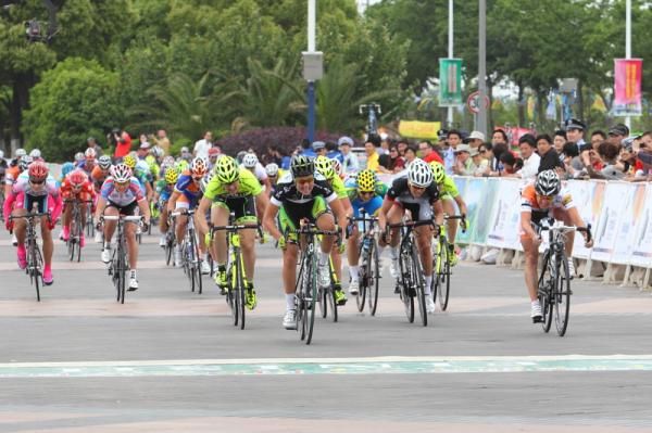 Melissa Hoskins (Orica - AIS presented by GreenEdge), Charlotte Becker(Specialized - lululemon), Rochelle Gilmore (Faren), and Monia Baccaille (MCipollini Giambenini) sprint for victory