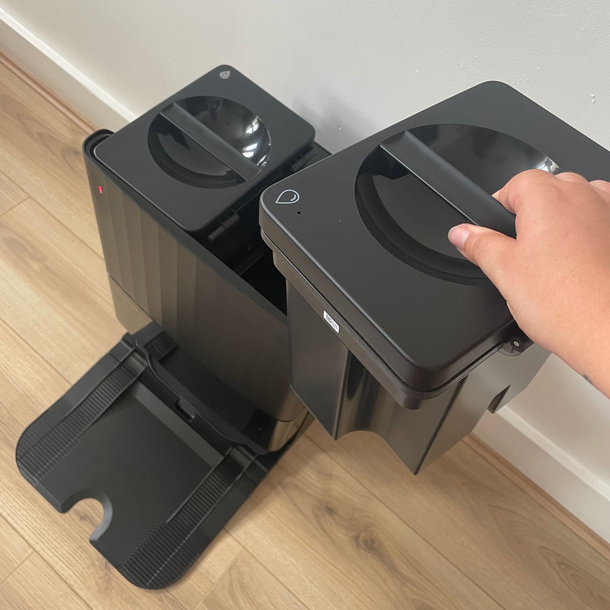 Pulling up the clean water tank of the Roborock QV 35S Robot Vacuum With Mop 