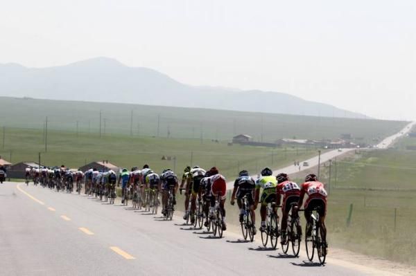 The peleton streched out as the pace was on.