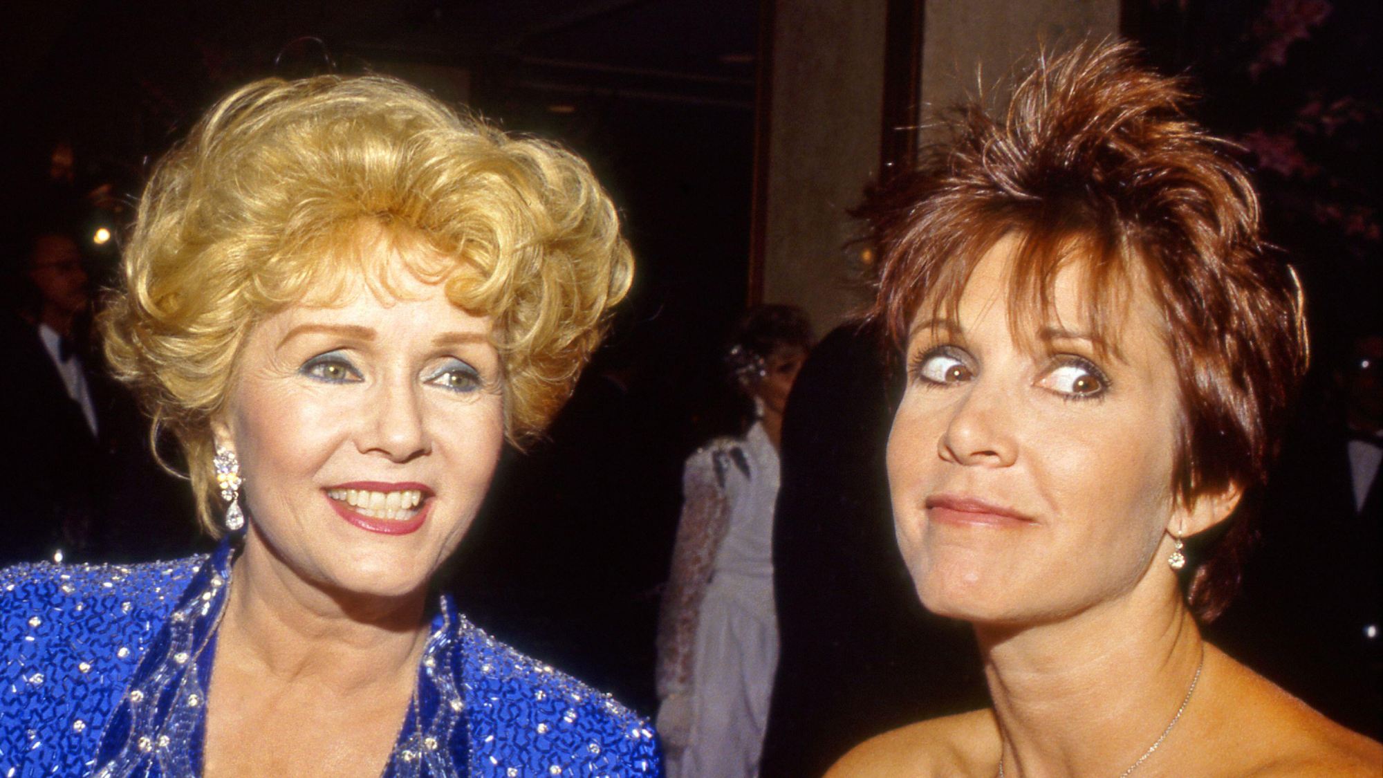 Debbie Reynolds und Carrie Fisher machen bei einer Gala in Beverly Hills, Kalifornien, einen Becher für die Kameras