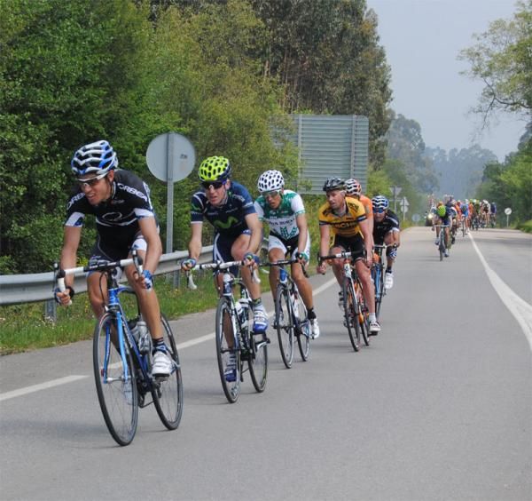 The group containing eventual winner Stefan Schumacher (Miche - Guerciotti) separates from the field.