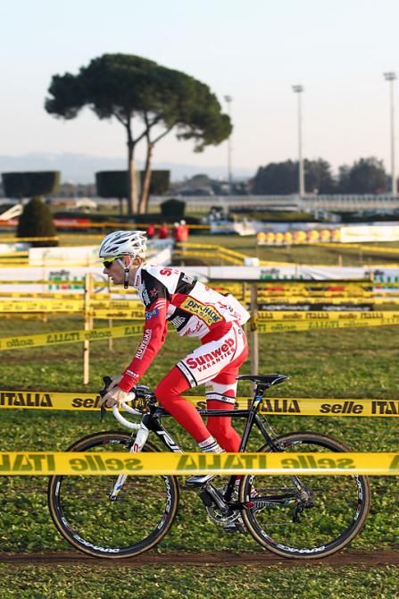 Kevin Pauwels (Sunweb-Napoleon Games) pre-rides the Rome circuit.