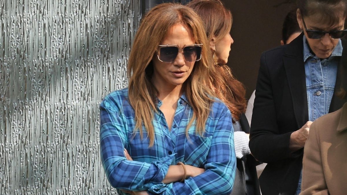 Jennifer Lopez fait une chasse à la maison en jeans déchirés, en bottes Ugg à plateforme et en daim Birkin à 39 500 $