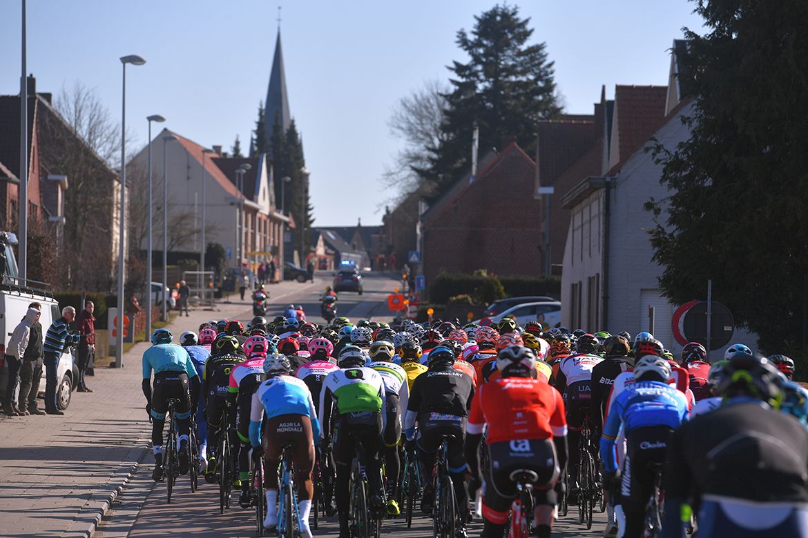 The peloton sets off