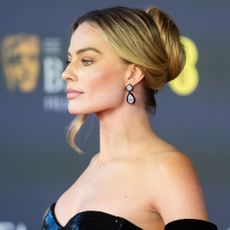 suqqu the foundation - margot robbie at the baftas