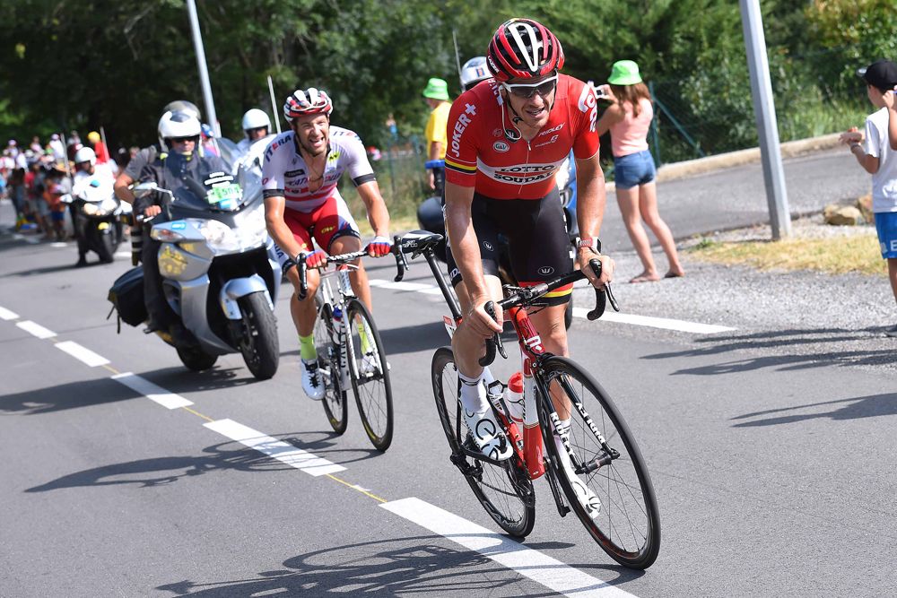 Adam Hansen (Lotto Soudal) leads an attack