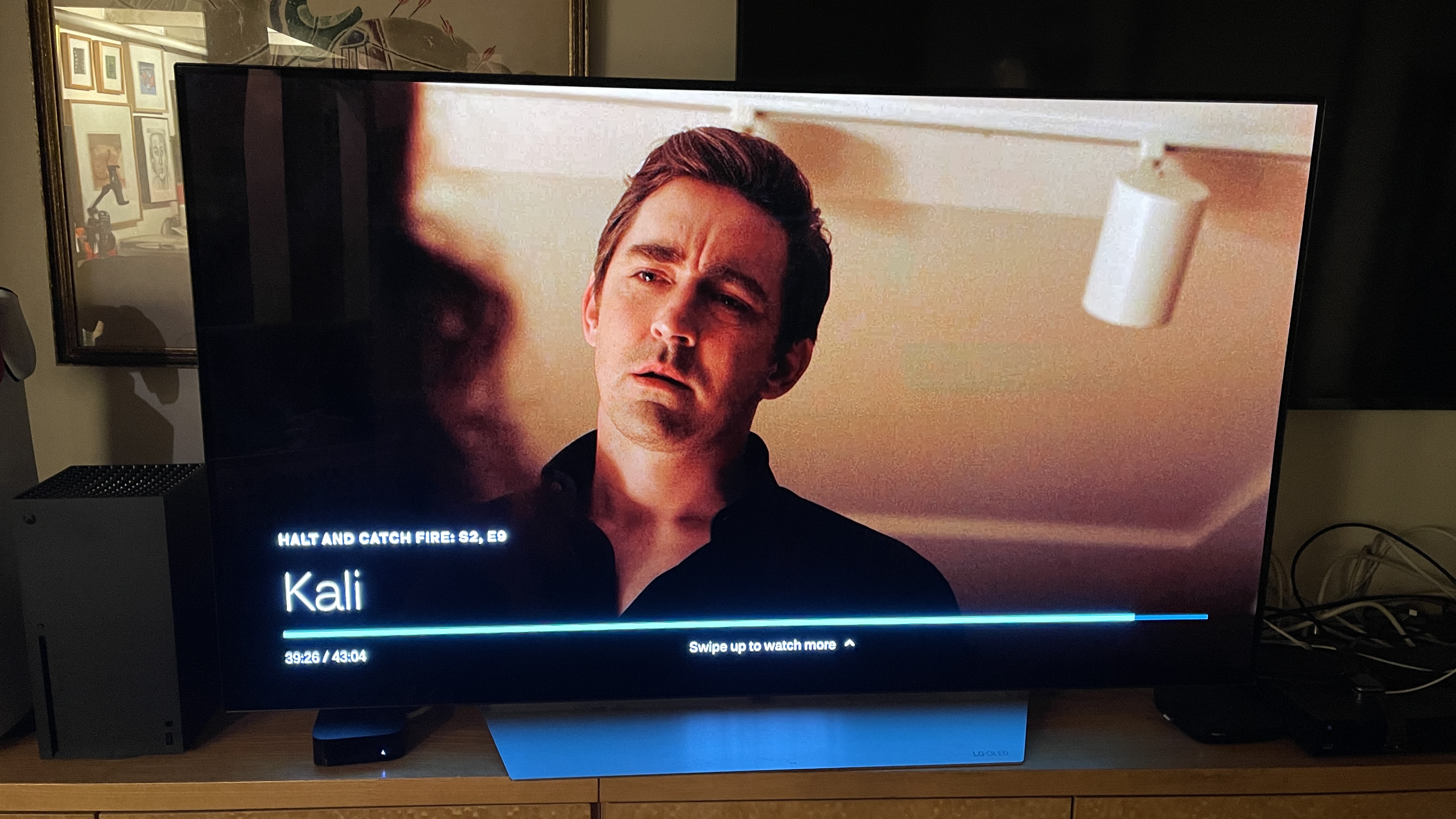 Uma TV com um episódio pausado de Halt and Catch Fire no aplicativo AMC Plus