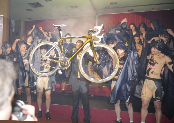 Joxean Fern&aacute;ndez Matxin, along with the rest of the team, shows the new Fuji SST 1.0 bike into the box, while the riders take their skinsuits off.
