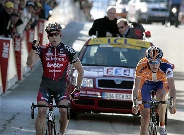 Cadel Evans (Silence-Lotto) wins the stage on the Ventoux.