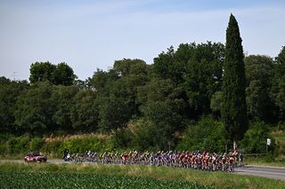 Giro d'Italia Women stage 6 LIVE: After crosswind chaos caused problems for some GC riders, the bunch is together heading for a sprint finish