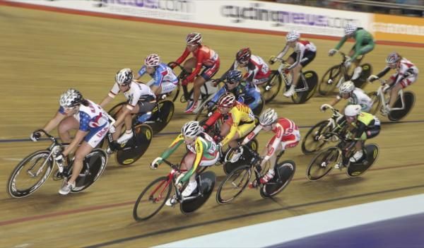 Cari Higgins (USA) leads the whole field round with two laps to go in the second heat scratch race qualification