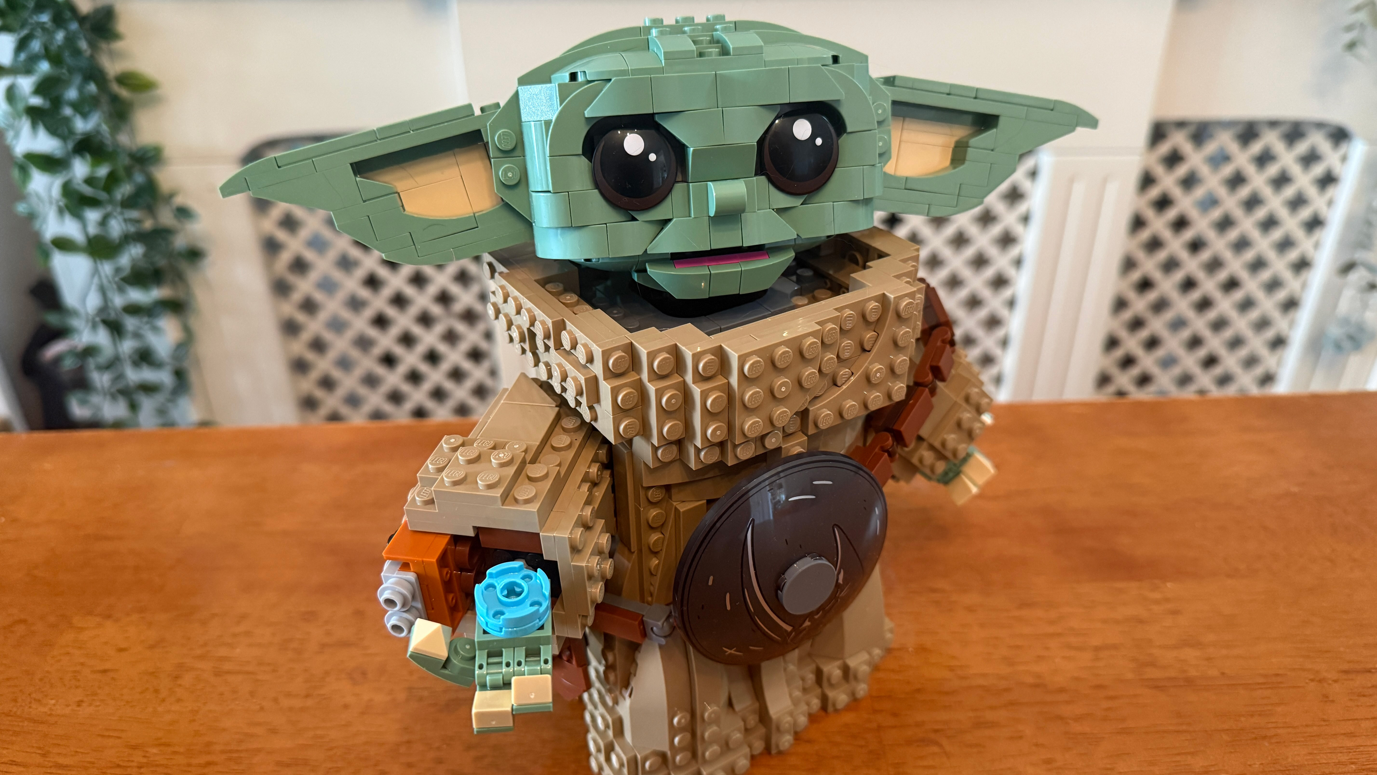Front view of Lego Grogu (Mandalorian Apprentice) (75446)