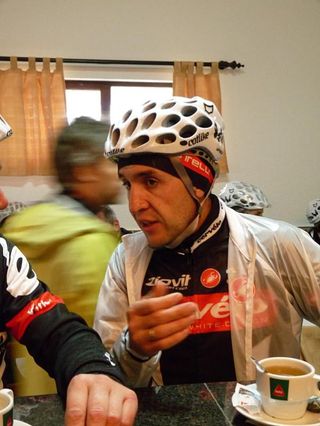Carlos Sastre chats during the coffee break.