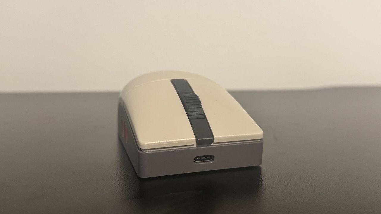 8BitDo Retro R8 gaming mouse from the front.
