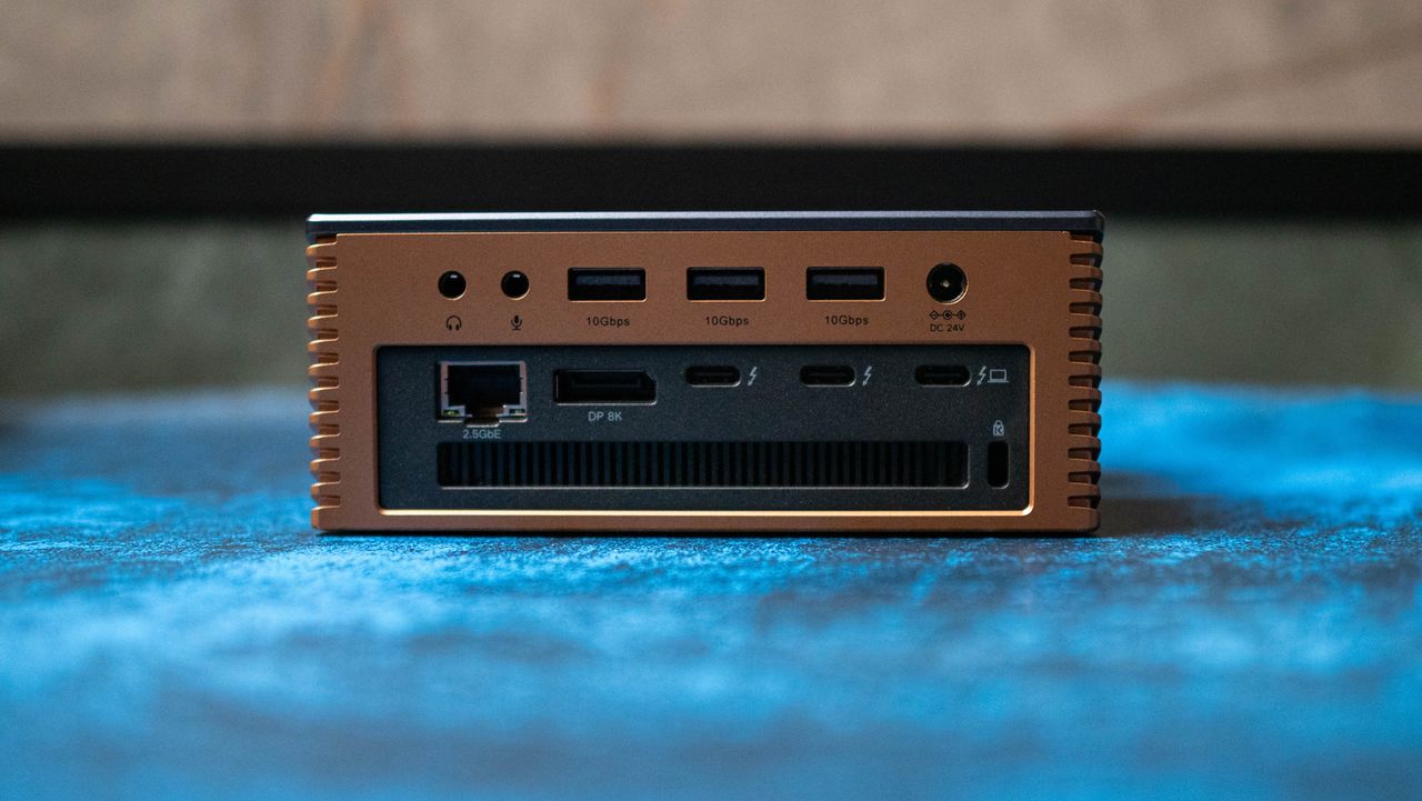 UGREEN 17-in-1 Maxidok Thunderbolt 5 review on Android Central