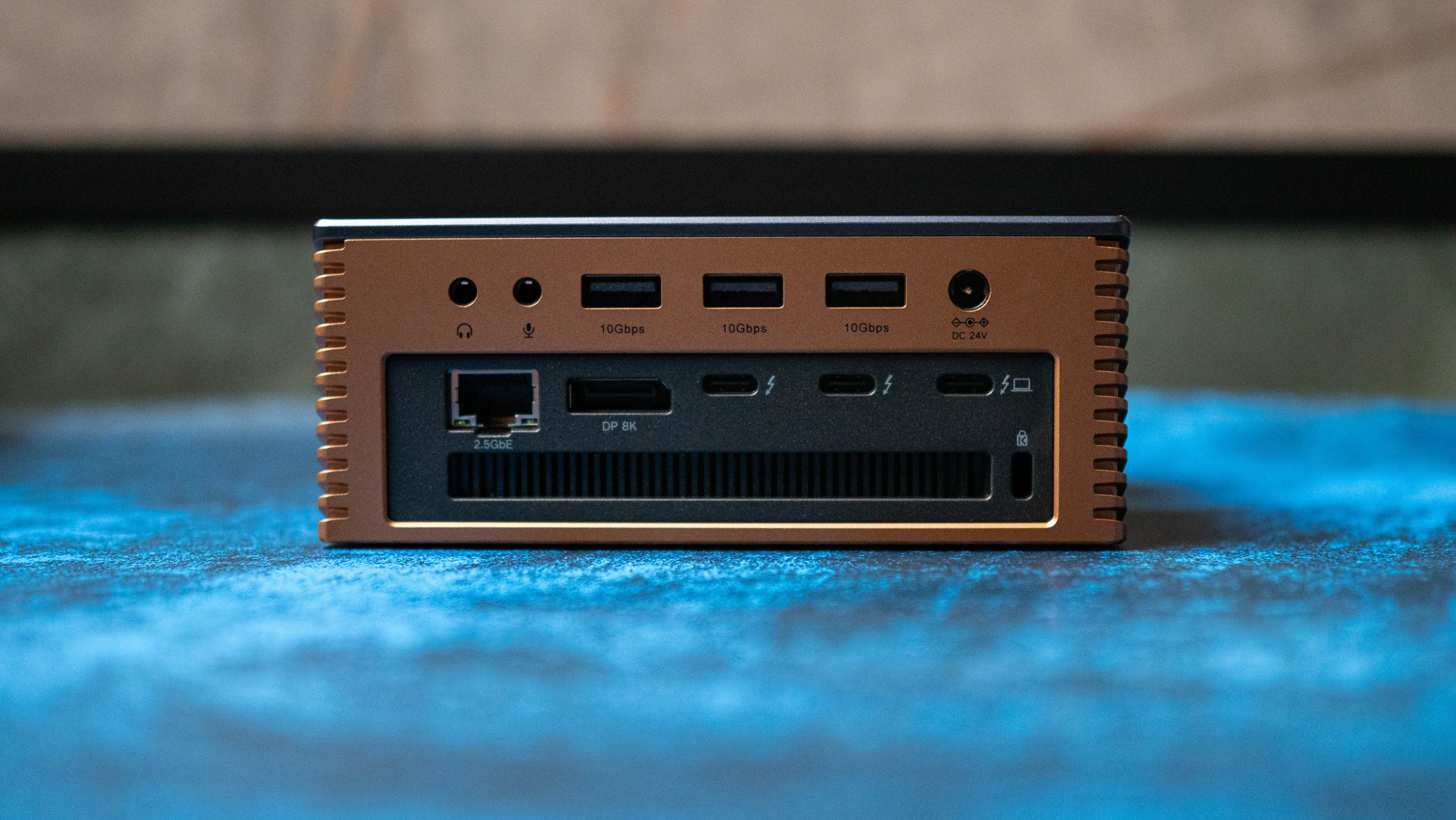 UGREEN 17-in-1 Maxidok Thunderbolt 5 review on Android Central