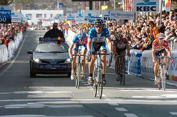 George Hincapie (Discovery) easily wins the sprint for third