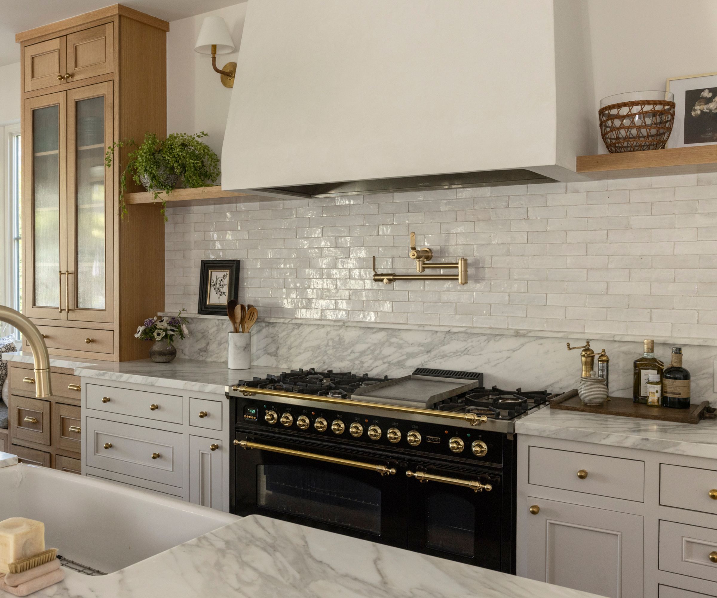 I neutral kitchen with quartzite countertops and wooden accents