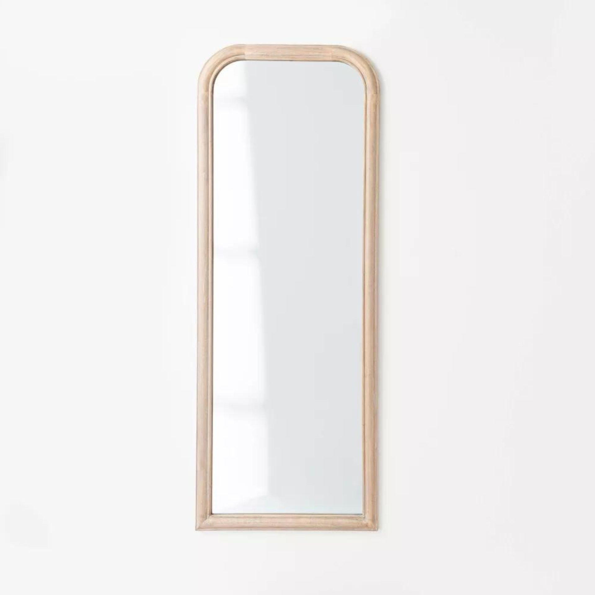 Cermin panjang lantai dengan latar belakang putih