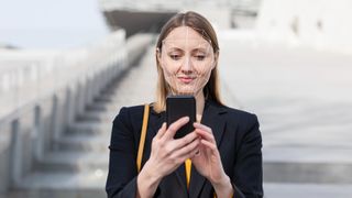 Mujer desbloqueando el iPhone con Face ID